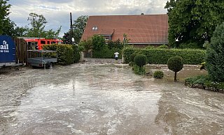 Bei der Familie Maglica kam das Wasser am 20. Mai von zwei Seiten, hinterm Grundstück vom Hang, vor dem Grundstück von der Löhner Straße. - Papon-Maglica Bei der Familie Maglica kam das Wasser am 20. Mai von zwei Seiten, hinterm Grundstück vom Hang, vor dem Grundstück von der Löhner Straße. - Papon-Maglica