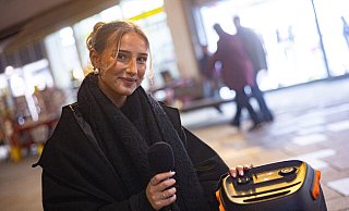 Nach dem vorzeitigen Abgang bei DSDS stellt sich Anna-Sophie Dück seit Donnerstag einer neuen Herausforderung: dem Publikum in der Bielefelder Altstadt. - Maik-Dennis Müller Nach dem vorzeitigen Abgang bei DSDS stellt sich Anna-Sophie Dück seit Donnerstag einer neuen Herausforderung: dem Publikum in der Bielefelder Altstadt. - Maik-Dennis Müller