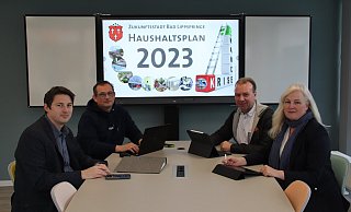 Kämmerer Till Kremeyer (v. l.), Bernd Gehle (allgemeiner Vertreter des Bürgermeisters), Bürgermeister Ulrich Lange und Tanja Berghahn-Macken (Leiterin Stadtentwicklung) haben den Haushaltsplanentwurf für das Jahr 2023 vorbereitet und am Abend in der Ratssitzung vorgestellt. - Stadt Bad Lippspringe Kämmerer Till Kremeyer (v. l.), Bernd Gehle (allgemeiner Vertreter des Bürgermeisters), Bürgermeister Ulrich Lange und Tanja Berghahn-Macken (Leiterin Stadtentwicklung) haben den Haushaltsplanentwurf für das Jahr 2023 vorbereitet und am Abend in der Ratssitzung vorgestellt. - Stadt Bad Lippspringe