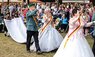 Charmant und glücklich: König Sascha Koch und Königin Alexandra Röver lächeln sich bei der Parade auf dem Paderborner Schützenplatz freudestrahlend an. - Niklas Tüns Charmant und glücklich: König Sascha Koch und Königin Alexandra Röver lächeln sich bei der Parade auf dem Paderborner Schützenplatz freudestrahlend an. - Niklas Tüns