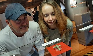 Sondengänger Stefan Drese und Kimberley Bartels blicken in der Papenheim-Schau in einer Vitrine auf ein besonderes Stück: Ein Pektoralkreuz aus der Zeit um das Jahr 1000. Geschichtsstudentin Bartels hatte als Praktikantin im Warburger Museum am Ausstellungskonzept mitgearbeitet. - Dieter Scholz Sondengänger Stefan Drese und Kimberley Bartels blicken in der Papenheim-Schau in einer Vitrine auf ein besonderes Stück: Ein Pektoralkreuz aus der Zeit um das Jahr 1000. Geschichtsstudentin Bartels hatte als Praktikantin im Warburger Museum am Ausstellungskonzept mitgearbeitet. - Dieter Scholz