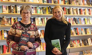 Vor 40 Jahren hat Ingrid Schürmann (l.) zusammen mit Angelika Lorre, die inzwischen in Ruhestand gegangen ist, die Buchhandlung Lienstädt und Schürmann in Espelkamp eröffnet. Ihre langjährige Mitarbeiterin Carola Peitsmeyer ist seit 30 Jahren in der Buchhandlung tätig. - Klaus Frensing Vor 40 Jahren hat Ingrid Schürmann (l.) zusammen mit Angelika Lorre, die inzwischen in Ruhestand gegangen ist, die Buchhandlung Lienstädt und Schürmann in Espelkamp eröffnet. Ihre langjährige Mitarbeiterin Carola Peitsmeyer ist seit 30 Jahren in der Buchhandlung tätig. - Klaus Frensing