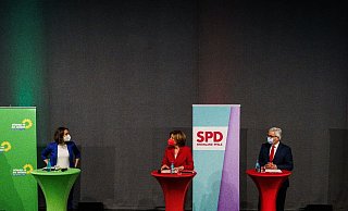 Anne Spiegel (l.-r., Bündnis 90/Die Grünen), Malu Dreyer (SPD), Roger Lewentz (SPD) und Daniela Schmitt (FDP). - Foto: Andreas Arnold/dpa Anne Spiegel (l.-r., Bündnis 90/Die Grünen), Malu Dreyer (SPD), Roger Lewentz (SPD) und Daniela Schmitt (FDP). - Foto: Andreas Arnold/dpa