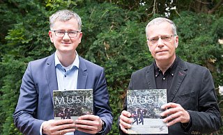 Intendant Andreas Kuntze (r.) und der künstlerische Betriebsdirektor Friedrich Luchterhandt mit dem neuen Programmheft der Nordwestdeutschen Philharmonie. - Ralf Bittner Intendant Andreas Kuntze (r.) und der künstlerische Betriebsdirektor Friedrich Luchterhandt mit dem neuen Programmheft der Nordwestdeutschen Philharmonie. - Ralf Bittner