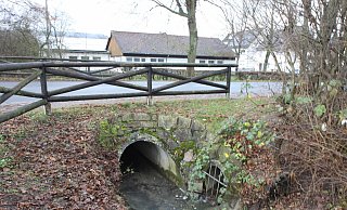 Die Einleitungsstelle in den Grundbach unterhalb der Schützenhalle muss jetzt wie vier andere Einleitungsstellen neu beantragt werden. - Hermann Ludwig Die Einleitungsstelle in den Grundbach unterhalb der Schützenhalle muss jetzt wie vier andere Einleitungsstellen neu beantragt werden. - Hermann Ludwig