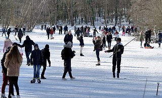 Eislaufvergnügen auf dem Kahnteich der Paderborner Fischteiche. - Ralph Meyer Eislaufvergnügen auf dem Kahnteich der Paderborner Fischteiche. - Ralph Meyer