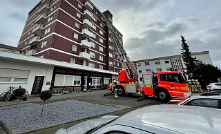Im siebten Stockwerk eines Hochhauses an der Ernst-Reuter-Straße brannte Essen auf Herd. Die Feuerwehr musste gewaltsam diue Tür öffnen, da der Bewohner nicht öffnete. - Ralph Meyer Im siebten Stockwerk eines Hochhauses an der Ernst-Reuter-Straße brannte Essen auf Herd. Die Feuerwehr musste gewaltsam diue Tür öffnen, da der Bewohner nicht öffnete. - Ralph Meyer