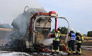 Nicht mehr zu retten: Der Trecker und die Strohballenpresse brannten völlig aus. - Kreisfeuerwehrverband Holzminden Nicht mehr zu retten: Der Trecker und die Strohballenpresse brannten völlig aus. - Kreisfeuerwehrverband Holzminden