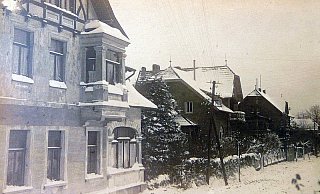 Links ist das imposante Haus des Zahnarztes Dr.Hanke zu sehen. Links ist das imposante Haus des Zahnarztes Dr.Hanke zu sehen.