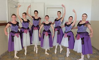 Ballettensemble Felicitas Grell: Emelie Beilenhoff, Helene Busuluk, Christina Fuest, Amy Grimm, Madlene Holtmann, Friderike Holzenbecher und Laura Raabe. - NW Ballettensemble Felicitas Grell: Emelie Beilenhoff, Helene Busuluk, Christina Fuest, Amy Grimm, Madlene Holtmann, Friderike Holzenbecher und Laura Raabe. - NW