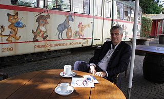 Auf einen Kaffee mit Christian Haase im Biergarten. Der Abgeordnete möchte im Wahlkreis 136 für die CDU ein drittes Mal in den Bundestag. - Dieter Scholz Auf einen Kaffee mit Christian Haase im Biergarten. Der Abgeordnete möchte im Wahlkreis 136 für die CDU ein drittes Mal in den Bundestag. - Dieter Scholz