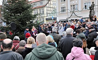 Mehrere Hundert Menschen waren beim Weihnachtssingen auf dem Neustadt-Marktplatz dabei. - Simone Flörke Mehrere Hundert Menschen waren beim Weihnachtssingen auf dem Neustadt-Marktplatz dabei. - Simone Flörke