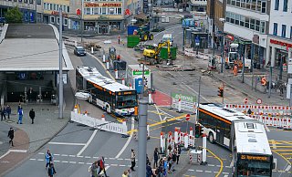 Die Haltestellen-Dächer auf dem Jahnplatz sind schon abmontiert. Der Jahnplatz ist zur Großbaustelle geworden. - Foto: Andreas Zobe/NW Die Haltestellen-Dächer auf dem Jahnplatz sind schon abmontiert. Der Jahnplatz ist zur Großbaustelle geworden. - Foto: Andreas Zobe/NW