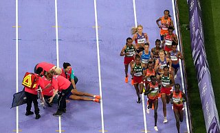 Alessia Zarbo wird während des Finals über 10.000 Meter behandelt. - David J. Phillip/AP/dpa Alessia Zarbo wird während des Finals über 10.000 Meter behandelt. - David J. Phillip/AP/dpa