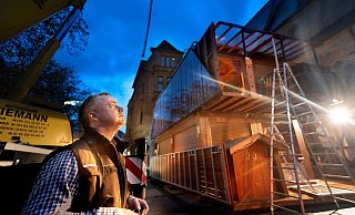 Der Dortmunder Schausteller Rudi Isken baut seinen großen Weihnachtsstand auf. - Dieter Menne/dpa Der Dortmunder Schausteller Rudi Isken baut seinen großen Weihnachtsstand auf. - Dieter Menne/dpa