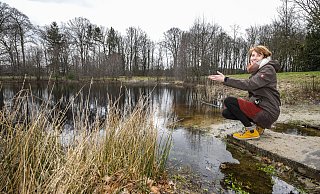 Umweltpädagogin Ilona Chrobak mag den kleinen See im "Sennecamp", der von Wiesen, Bäumen und Sandflächen eingerahmt ist. - Jörg Dieckmann - www.dieckmann-fotodesign.de Umweltpädagogin Ilona Chrobak mag den kleinen See im "Sennecamp", der von Wiesen, Bäumen und Sandflächen eingerahmt ist. - Jörg Dieckmann - www.dieckmann-fotodesign.de