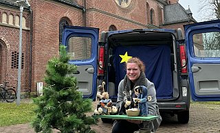Eva-Maria Dierkes, Gemeindereferentin im Pastoralen Raum Gütersloh, ist an Heiligabend wieder mit dem Christ Mobil unterwegs. - Ghazal Alnajjar Eva-Maria Dierkes, Gemeindereferentin im Pastoralen Raum Gütersloh, ist an Heiligabend wieder mit dem Christ Mobil unterwegs. - Ghazal Alnajjar
