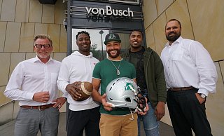 Zuversichtlich vor dem Finale: Carsten Kay Müller (v. l.), John Boston, Headcoach Bert Smith, Roosevelt Donaldson und Max Lueg. - Peter Unger Zuversichtlich vor dem Finale: Carsten Kay Müller (v. l.), John Boston, Headcoach Bert Smith, Roosevelt Donaldson und Max Lueg. - Peter Unger