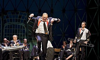 Danny (Thomas Wolff) ist der sterbenskranke Dirigent der "Grimley Colliery"-Brass Band und sichtlich erzürnt über den schlechten Auftritt seiner Blaskapelle. Jim (Oliver Baierl) mit Tuba, und Phil, (Thomas Wehling) mit Posaune, sind ebenso wie die anderen Band-Mitglieder ziemlich frustriert. - FOTO: PHILIPP OTTENDÖRFER Danny (Thomas Wolff) ist der sterbenskranke Dirigent der "Grimley Colliery"-Brass Band und sichtlich erzürnt über den schlechten Auftritt seiner Blaskapelle. Jim (Oliver Baierl) mit Tuba, und Phil, (Thomas Wehling) mit Posaune, sind ebenso wie die anderen Band-Mitglieder ziemlich frustriert. - FOTO: PHILIPP OTTENDÖRFER