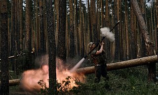 Ein ukrainischer Soldat feuert eine Panzerfaust auf russische Stellungen an der Frontlinie in der Region Luhansk. - LIBKOS/AP/dpa Ein ukrainischer Soldat feuert eine Panzerfaust auf russische Stellungen an der Frontlinie in der Region Luhansk. - LIBKOS/AP/dpa