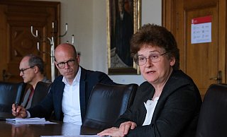 Schulamtsleiterin Georgia Schönemann erklärt, wie es jetzt in den Bielefelder Schulen weitergeht. - Foto: Andreas Zobe/NW Schulamtsleiterin Georgia Schönemann erklärt, wie es jetzt in den Bielefelder Schulen weitergeht. - Foto: Andreas Zobe/NW