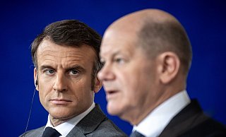 Frankreichs Präsident Emmanuel Macron (l) und Bundeskanzler Olaf Scholz (r) haben teils unterschiedliche Ansichten, wenn es um den Ukraine-Kurs geht. - Michael Kappeler/dpa Frankreichs Präsident Emmanuel Macron (l) und Bundeskanzler Olaf Scholz (r) haben teils unterschiedliche Ansichten, wenn es um den Ukraine-Kurs geht. - Michael Kappeler/dpa