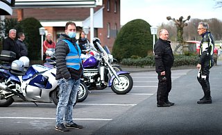 Kai Funke (links) schaut von Amtswegen, dass bei dem Bikertreff an der Brocker Mühle alles mit rechten Dingen zugeht. - Andreas Frücht Kai Funke (links) schaut von Amtswegen, dass bei dem Bikertreff an der Brocker Mühle alles mit rechten Dingen zugeht. - Andreas Frücht