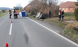 Der Pkw landete im Graben der Kreisstraße 7 bei Steinheim. - Polizei Höxter Der Pkw landete im Graben der Kreisstraße 7 bei Steinheim. - Polizei Höxter