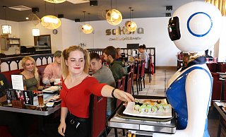 Guten Appetit: Die Gäste können sich die Teller vom Tablett nehmen. - Mareike Gröneweg Guten Appetit: Die Gäste können sich die Teller vom Tablett nehmen. - Mareike Gröneweg