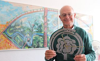 Die Uhr mit dem Flora-Bäumchen wird Klaus Geppert aus seinem Büro mitnehmen, sie war ein Geschenk zu seinem 50-jährigen Geburtstag. - Marion Pokorra-Brockschmidt Die Uhr mit dem Flora-Bäumchen wird Klaus Geppert aus seinem Büro mitnehmen, sie war ein Geschenk zu seinem 50-jährigen Geburtstag. - Marion Pokorra-Brockschmidt