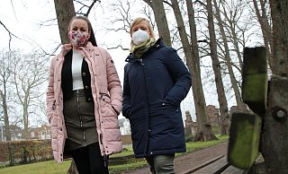 Mareike Stöber (l.) und Nadja Lang wollen auch im Lockdown für Betroffene da sein. Im Notfall gehen Sie mit ihnen an der frischen Luft spazieren. - Jan-Henrik Gerdener Mareike Stöber (l.) und Nadja Lang wollen auch im Lockdown für Betroffene da sein. Im Notfall gehen Sie mit ihnen an der frischen Luft spazieren. - Jan-Henrik Gerdener