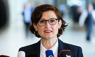 Ferda Ataman äußert sich nach ihrer Wahl zur Unabhängigen Bundesbeauftragten für Antidiskriminierung vor der Presse. - Foto: Bernd von Jutrczenka/dpa Ferda Ataman äußert sich nach ihrer Wahl zur Unabhängigen Bundesbeauftragten für Antidiskriminierung vor der Presse. - Foto: Bernd von Jutrczenka/dpa