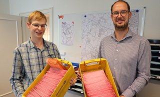 Marco Kleinschmidt, Auszubildender bei der Stadtverwaltung, und Wahl-Organisator Sebastian Beyer mit zwei Kisten voller Briefwahlunterlagen. - Jörg Stuke Marco Kleinschmidt, Auszubildender bei der Stadtverwaltung, und Wahl-Organisator Sebastian Beyer mit zwei Kisten voller Briefwahlunterlagen. - Jörg Stuke