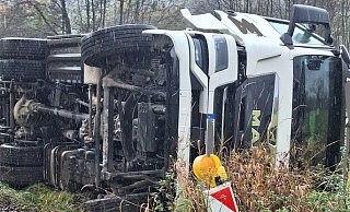 Der Heizöllaster kippte bei Steinheim auf eine Wiese. - Feuerwehr Steinheim Der Heizöllaster kippte bei Steinheim auf eine Wiese. - Feuerwehr Steinheim