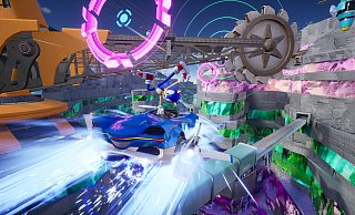 Sonic in Aktion: Der blaue Igel rast in "Sonic Racing: CrossWorlds" durch eine bunte Dimension voller Herausforderungen. - Sega Sonic in Aktion: Der blaue Igel rast in "Sonic Racing: CrossWorlds" durch eine bunte Dimension voller Herausforderungen. - Sega