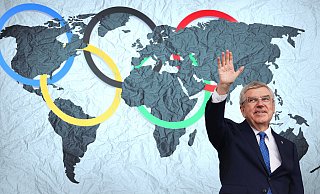 Noch Dirigent des Weltsports: IOC-Präsident Thomas Bach. - Montage: Donati/RND; Fotos: IMAGO, Freepik Noch Dirigent des Weltsports: IOC-Präsident Thomas Bach. - Montage: Donati/RND; Fotos: IMAGO, Freepik