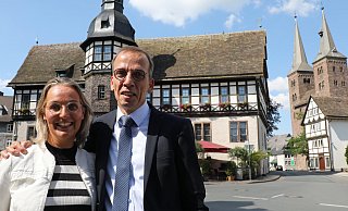 Alexander Fischer mit seiner Frau Saskia Fischer-Lenßen vor dem Historischen Rathaus in Höxter. - Simone Flörke Alexander Fischer mit seiner Frau Saskia Fischer-Lenßen vor dem Historischen Rathaus in Höxter. - Simone Flörke