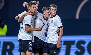 Hattrick-Torschütze Nicolo Tresoldi jubelt mit den Teamkollegen über seinen Treffer zum 2:0. - Jens Büttner/dpa Hattrick-Torschütze Nicolo Tresoldi jubelt mit den Teamkollegen über seinen Treffer zum 2:0. - Jens Büttner/dpa