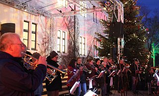 Der Posaunenchor Pr. Oldendorf unter der Leitung von Lothar Saß erfreute die Besucher mit traditionellen weihnachtlichen Klängen. - Klaus Frensing Der Posaunenchor Pr. Oldendorf unter der Leitung von Lothar Saß erfreute die Besucher mit traditionellen weihnachtlichen Klängen. - Klaus Frensing