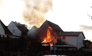 Beim Brand einer Gartenhütte wurden nach Angaben der Feuerwehr Borgentreich vier Menschen verletzt. - Feuerwehr Borgentreich Beim Brand einer Gartenhütte wurden nach Angaben der Feuerwehr Borgentreich vier Menschen verletzt. - Feuerwehr Borgentreich