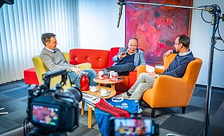 Uli Klose (M.), Dirk Schuster (r.) und Benedikt Riemer (l.) im Arminia-Talk. - Sarah Jonek Uli Klose (M.), Dirk Schuster (r.) und Benedikt Riemer (l.) im Arminia-Talk. - Sarah Jonek