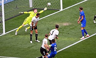 Kylian Mbappé erzielt das 1:0. Torwart Marc-André ter Stegen hechtet vergebens. - Marijan Murat/dpa Kylian Mbappé erzielt das 1:0. Torwart Marc-André ter Stegen hechtet vergebens. - Marijan Murat/dpa