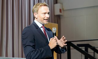 FDP-Chef Christian Lindner plädiert im Paderborner Schützenhof dafür, dass Klimaschutz mit wirtschaftlichem Fortschritt vereinbar sein müsse. - Lena Henning FDP-Chef Christian Lindner plädiert im Paderborner Schützenhof dafür, dass Klimaschutz mit wirtschaftlichem Fortschritt vereinbar sein müsse. - Lena Henning