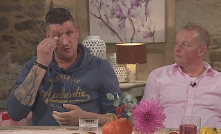 In Tränen aufgelöst, schildert Markus aus Herford (l.) den Moment, bei dem ihm klar wurde, dass es keine Zukunft mit Heino geben wird. - RTL In Tränen aufgelöst, schildert Markus aus Herford (l.) den Moment, bei dem ihm klar wurde, dass es keine Zukunft mit Heino geben wird. - RTL
