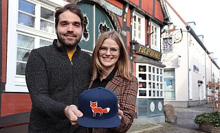 Patrick Domeyer und Melanie Vogt werden die Fuchshöhle am 6. November eröffnen. Schon seit Monaten macht der Koch Werbung in eigener Sache mit seiner Baseballkappe, auf die er sich einen Fuchs geklebt hat. - Marion Pokorra-Brockschmidt Patrick Domeyer und Melanie Vogt werden die Fuchshöhle am 6. November eröffnen. Schon seit Monaten macht der Koch Werbung in eigener Sache mit seiner Baseballkappe, auf die er sich einen Fuchs geklebt hat. - Marion Pokorra-Brockschmidt