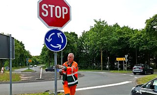 Ende Mai haben Mitarbeiter der Straßenmeisterei Salzkotten Stoppschilder am Kreisverkehr Richtung Marienloh aufgestellt. - Straßen NRW Ende Mai haben Mitarbeiter der Straßenmeisterei Salzkotten Stoppschilder am Kreisverkehr Richtung Marienloh aufgestellt. - Straßen NRW
