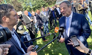 Botschaften nach Skandinavien sendet Laschet im Gespräch mit TV-Reporter Christoffer Wendick. - Jens Reddeker Botschaften nach Skandinavien sendet Laschet im Gespräch mit TV-Reporter Christoffer Wendick. - Jens Reddeker