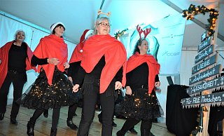 Die Oilcree-Linedancerinnen haben für ihren Auftritt ein weihnachtlich-auffälliges Outfit gewählt. - Karin Prignitz Die Oilcree-Linedancerinnen haben für ihren Auftritt ein weihnachtlich-auffälliges Outfit gewählt. - Karin Prignitz