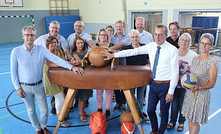Endlich fertig: Höxters Bürgermeister Alexander Fischer (vierter v. r.) freut sich mit Vertretern von Schule und Vereinen über die frisch sanierte Sporthalle. - Alexander Graßhoff Endlich fertig: Höxters Bürgermeister Alexander Fischer (vierter v. r.) freut sich mit Vertretern von Schule und Vereinen über die frisch sanierte Sporthalle. - Alexander Graßhoff