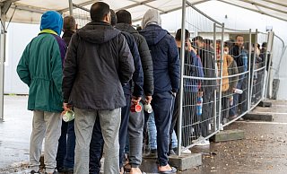 Flüchtlinge warten in einer Aufnahmestelle auf die Essensausgabe: Die meisten neuen Asylbewerber kamen im vergangenen Jahr aus Syrien. - Stefan Puchner/dpa Flüchtlinge warten in einer Aufnahmestelle auf die Essensausgabe: Die meisten neuen Asylbewerber kamen im vergangenen Jahr aus Syrien. - Stefan Puchner/dpa